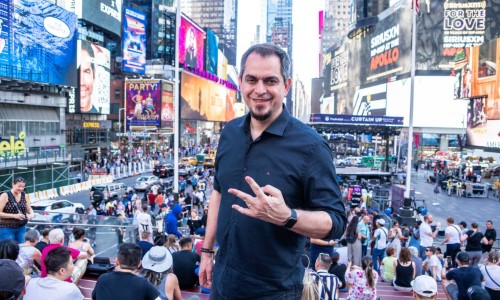 Alysson Costa torna-se o primeiro Brasileiro a lançar um livro nos telões da Times Square em Nova York